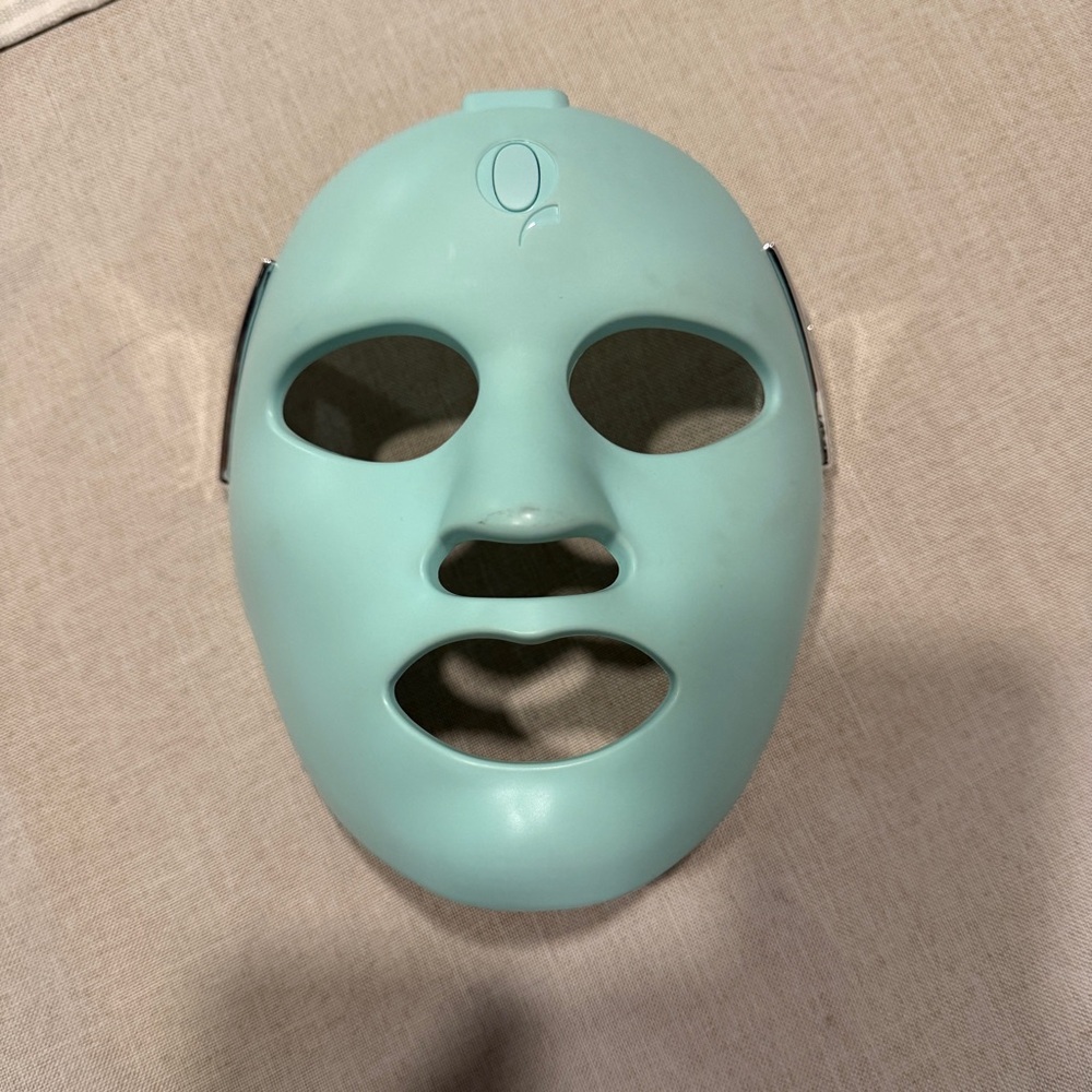 Qure LED Rejuvilight Mask - Picture 2 of 5